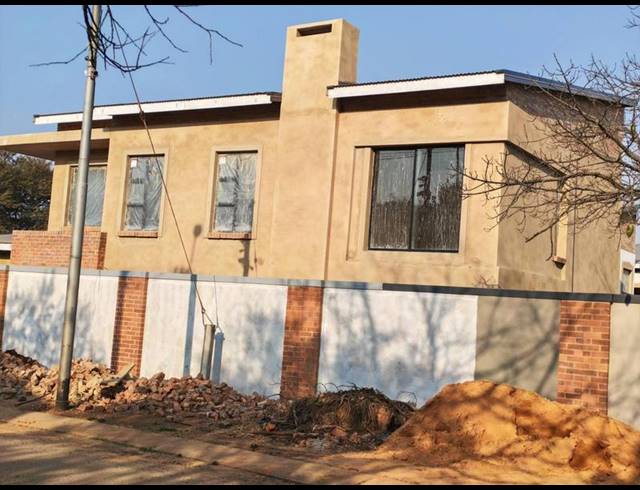 4 BEDROOM HOUSE FOR SALE IN LYNNWOOD GLEN